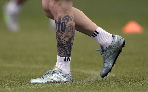 Ý nghĩa hình xăm số 10 ở chân trái ma thuật của Messi
